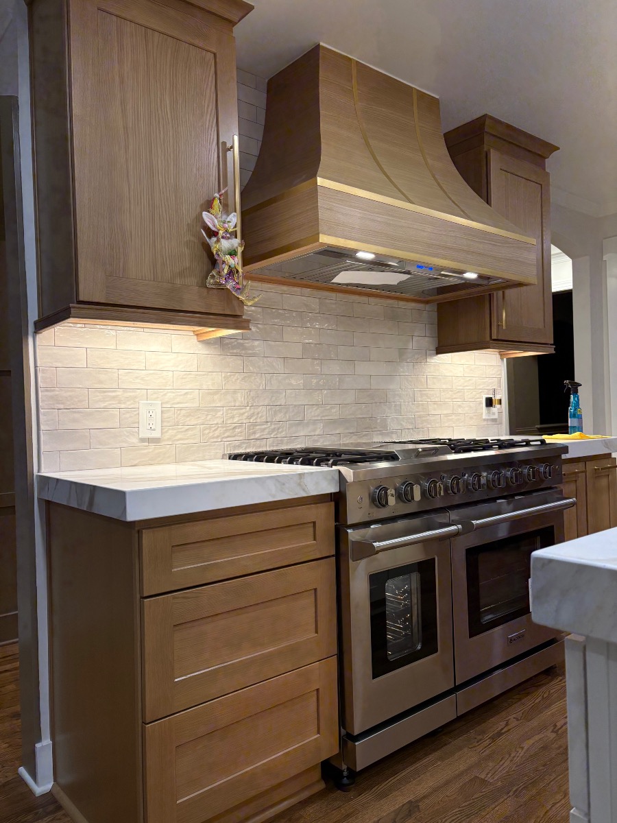 Shaker cabinets with boxed hood